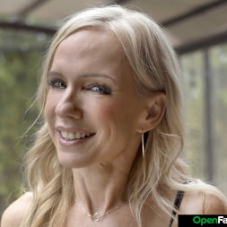 Petite blonde bella, nue, affronte deux grosses noires en même temps