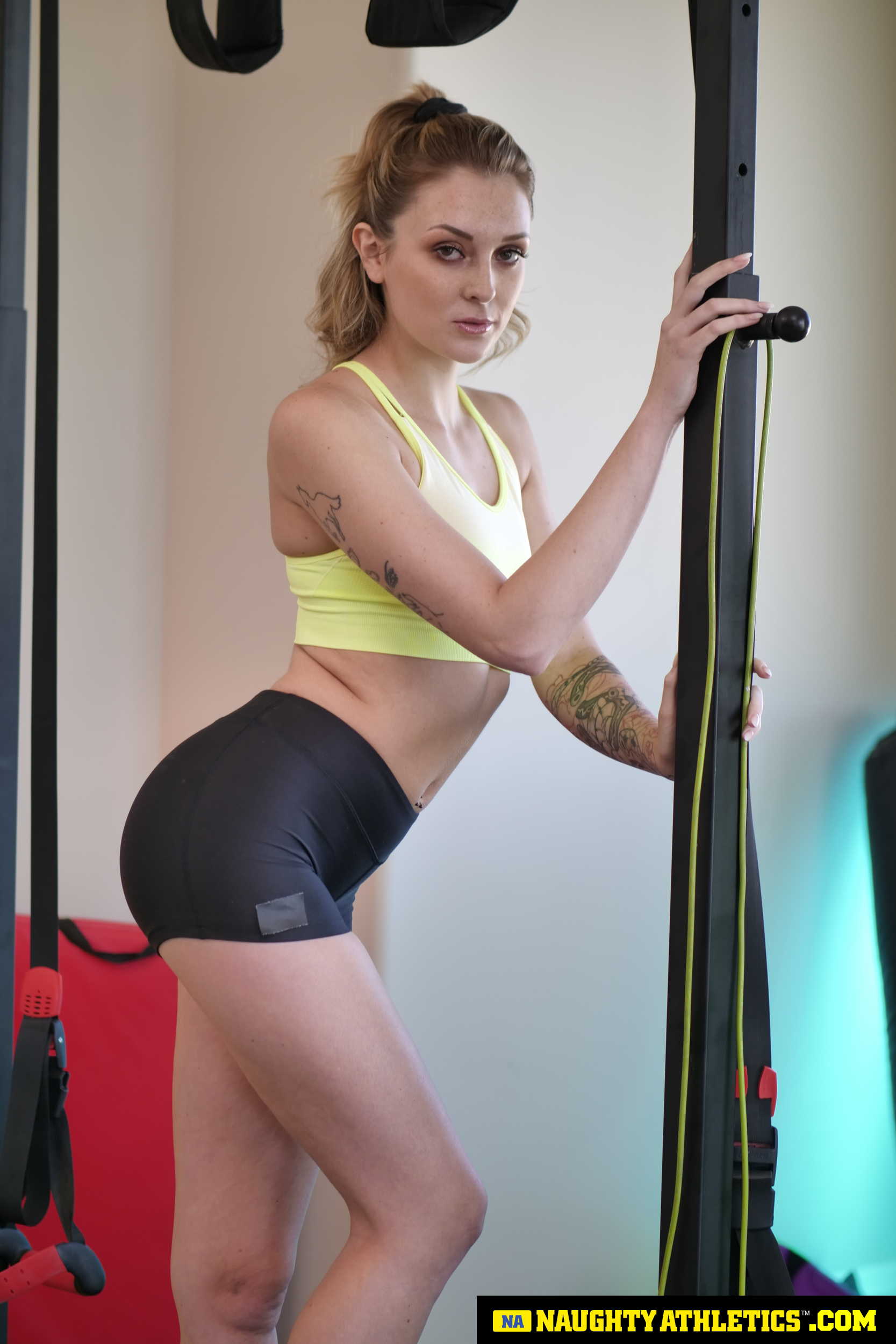 Charlotte péchés obtient son entraînement sur une bite!
