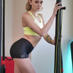 Charlotte péchés obtient son entraînement sur une bite!