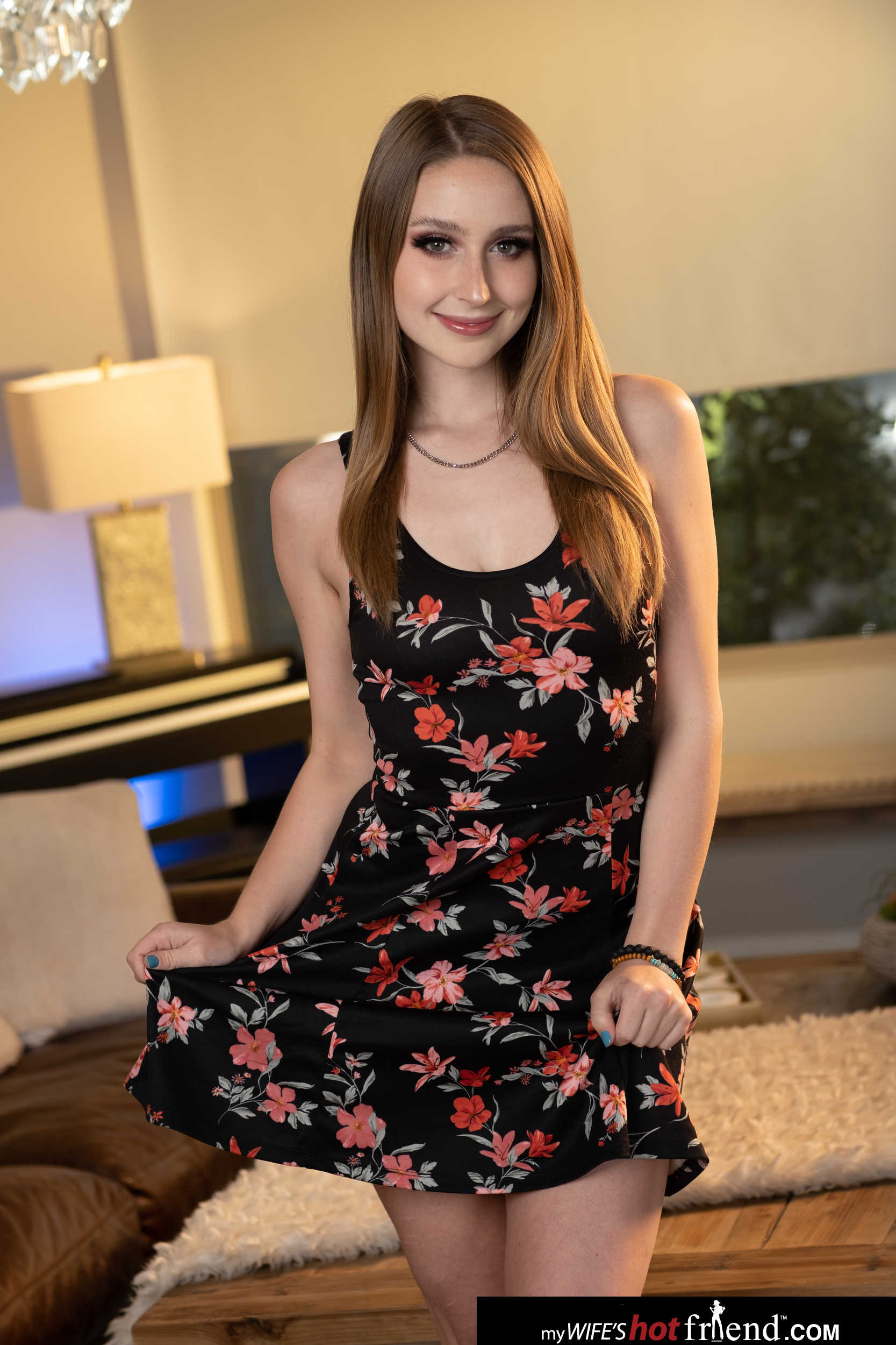 Laney gris folla al hombre de su amigo mientras que las tiendas de marido