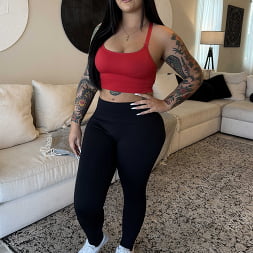 Sexy Roxanne Roselle will den großen schwarzen Schwanz ihrer Nachbarin